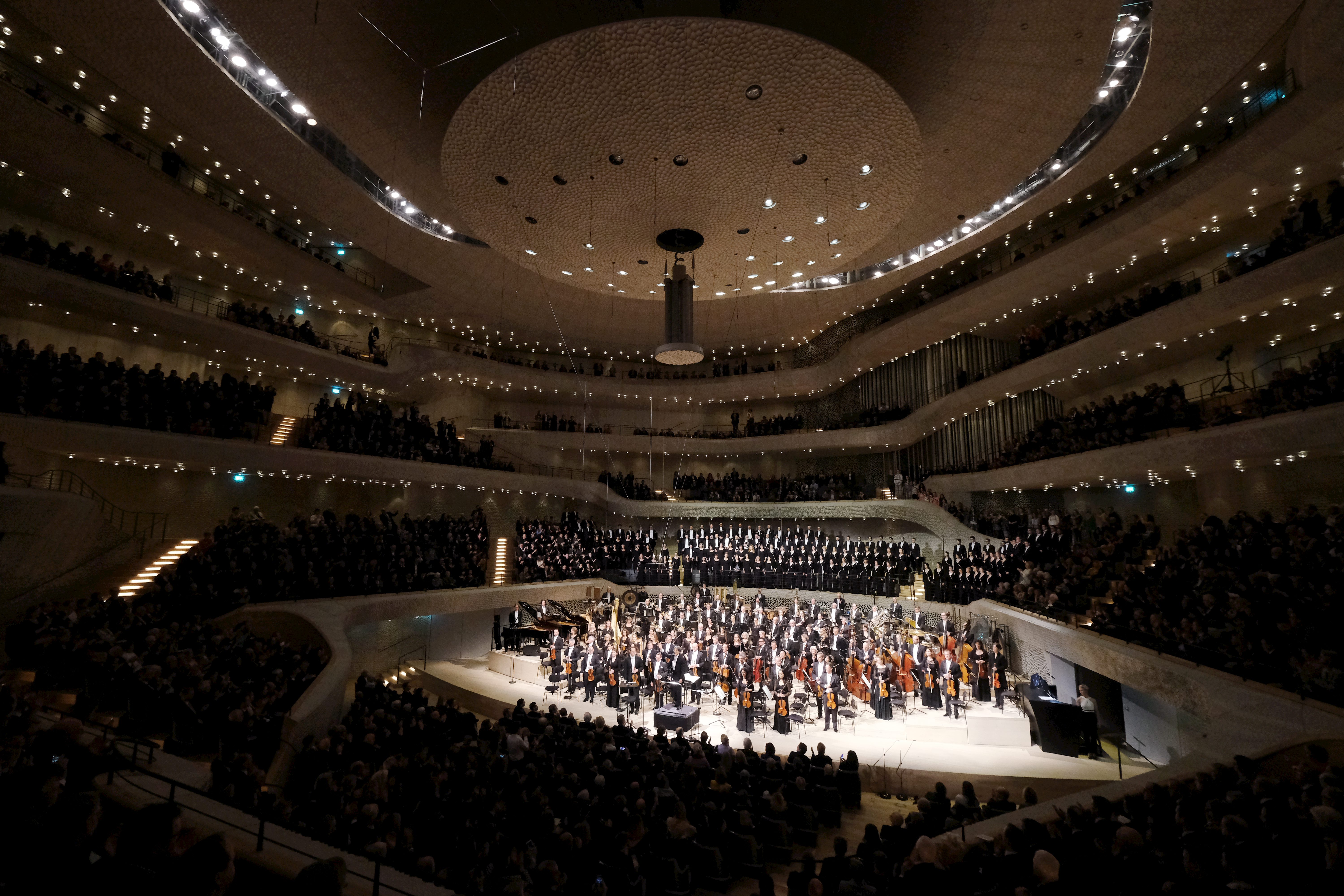 Auftritt des Jugendchores beim Eröffnungskonzert der Elbphilharmonie Hamburg