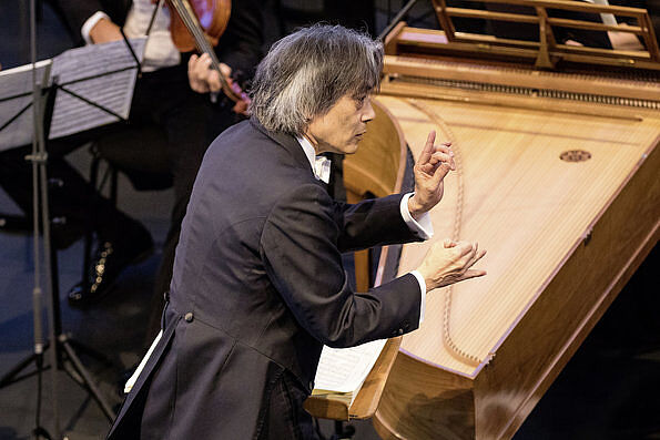 Kent Nagano zusammen mit dem Jugendchor der Audi AG
